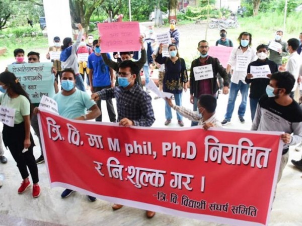 त्रिविमा एमफिल र पीएचडीको शुल्क वैज्ञानिक नभएको भन्दै विद्यार्थीहरूले गरे प्रदर्शन  