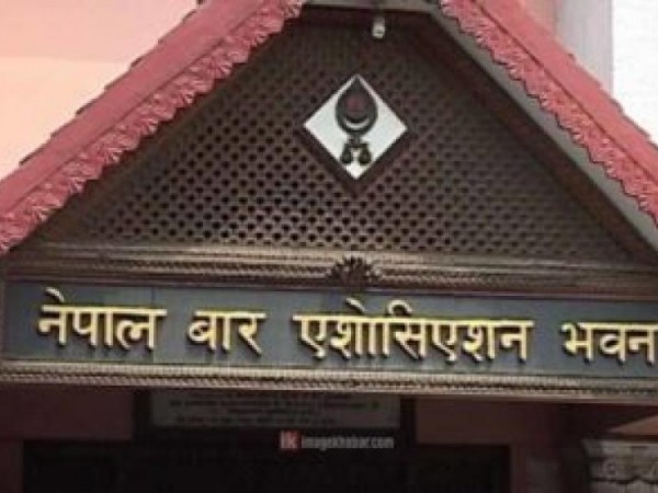 अदालत परिसरभित्र कानुन व्यवसायीहरुको प्रदर्शन