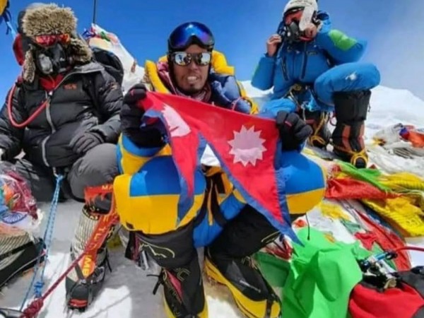 रामेछापको कार्कीले गरे सगरमाथाको सफल आरोहरण