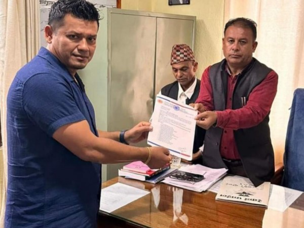लिखु तामाकोसी गाउँपालिका प्रमुखलाई  बुझायो नेकपा ( एमाले ) ले १५ बुदे याेजनाकाे सूची ।
