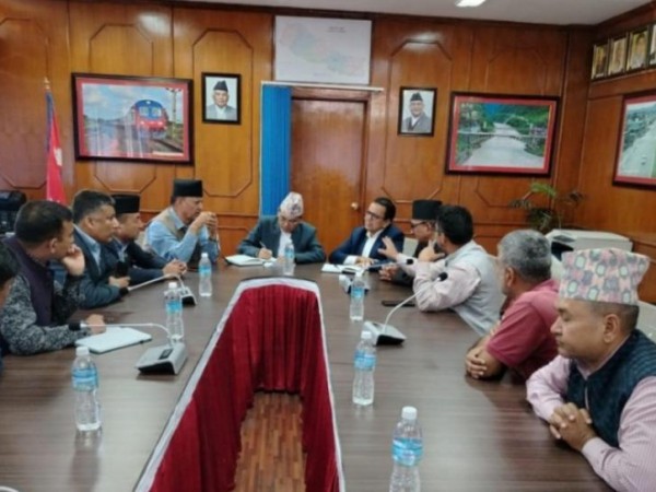 बाढीले छेती पुर्याएकाे वीपी राजमार्ग तत्काल खुलाउन एमालेले गरायो सरकारको ध्यानाकर्षण ।