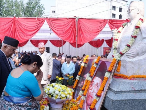 ३२औं मदन आश्रित स्मृति दिवसमा प्रधानमन्त्री ओली द्वारा मदन आश्रितकाे शालिकमा माल्यार्पण ।