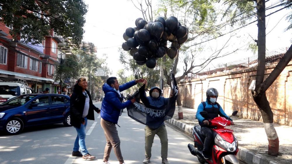 युवा संघले सिंहदरबार परिसरमै उडायो कालो बेलुन 