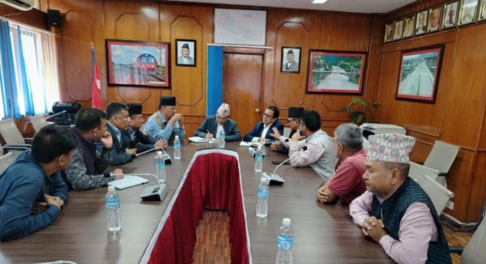 बाढीले छेती पुर्याएकाे वीपी राजमार्ग तत्काल खुलाउन एमालेले गरायो सरकारको ध्यानाकर्षण ।