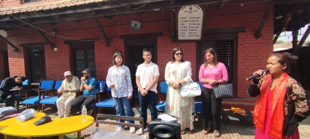 लक्ष्यजीत र समृद्धि मल्लले गरे अनाथ बालबालिकालाई  आवश्यक विभिन्न सामग्री सहयाेग ।