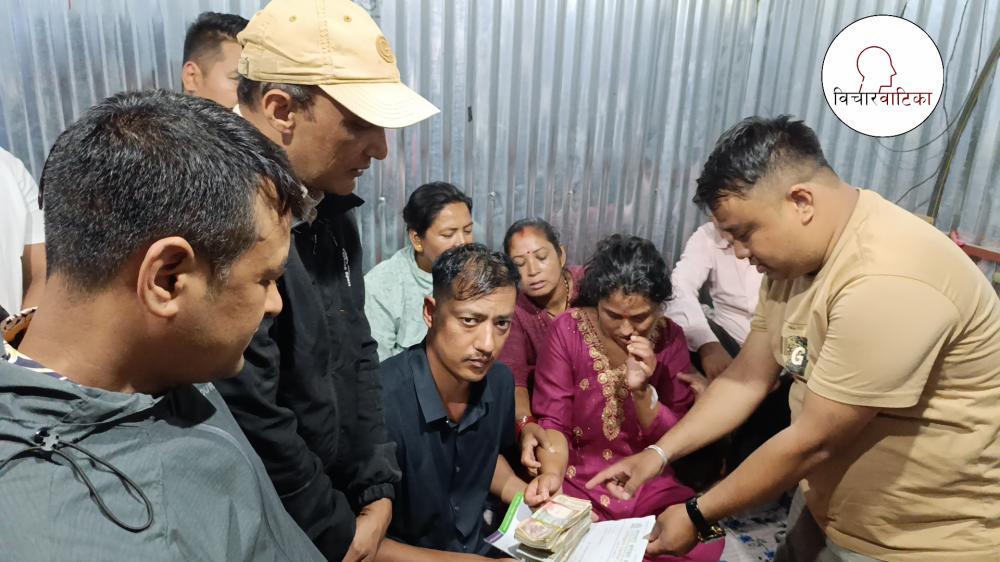 मष्तिक राेग बाट ग्रसित श्रेष्ठलाई गाेठगाउँ सराेकार समाजकाे पहलमा छ लाख भन्दा बढि आर्थिक सहयाेग हस्तान्तरण ।