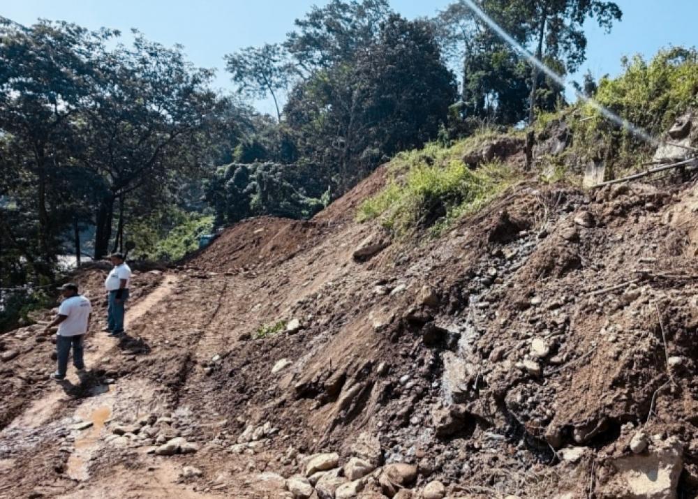 दुई दिन देखि निरन्तर परेकाे झरिले मेची राजमार्गअन्तर्गत इलाम–राजदुवाली सडकखण्ड अवरुद्ध ।