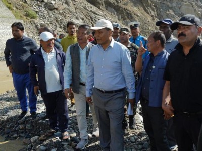 क्षतिग्रस्त बिपी राजमार्ग अस्थायी डाइभर्सन बनाएर छिटै सञ्चालन हुँदै मन्त्री घिसिङ द्वारा अनुगमन ।