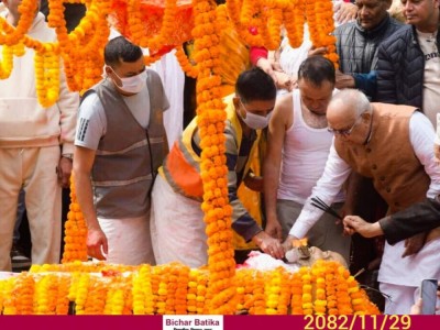 पूर्वप्रधानमन्त्री एवम् एमाले अध्यक्ष ओलीकाे बुबा माेहन प्रसाद ओलीकाे पार्थीव शरीर पशुपति आर्यघाटमा अन्त्येष्टि  ।