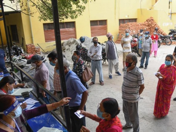 ज्येष्ठ नागरिकहरु कोरोनाको खोप लगाउँदै 