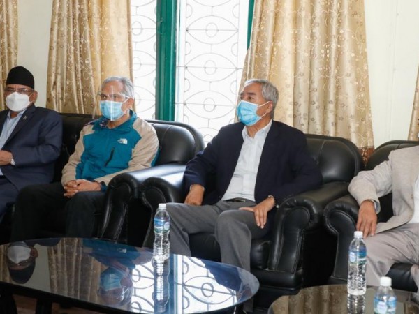 माधव नेपाल निवासमा विपक्षी गठबन्धनको बैठक बस्दै