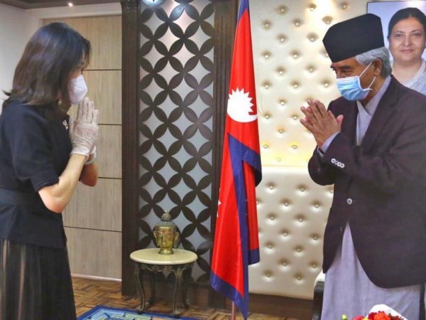 चिनियाँ राजदूतले प्रधानमन्त्री देउवालाई भेटेर दिइन् बधाई