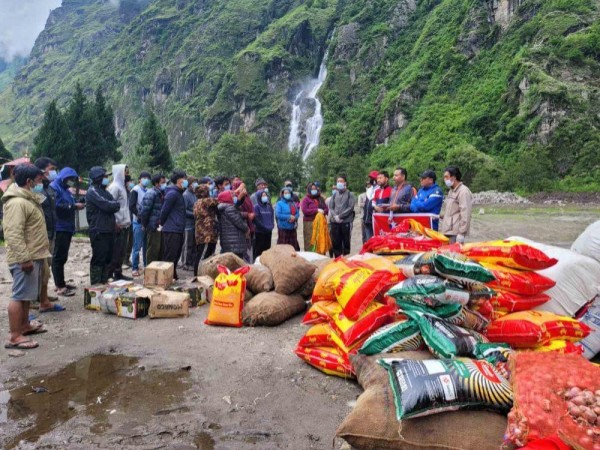 सेनाद्धारा मनाङका बाढीपीडितलाई राहत वितरण 