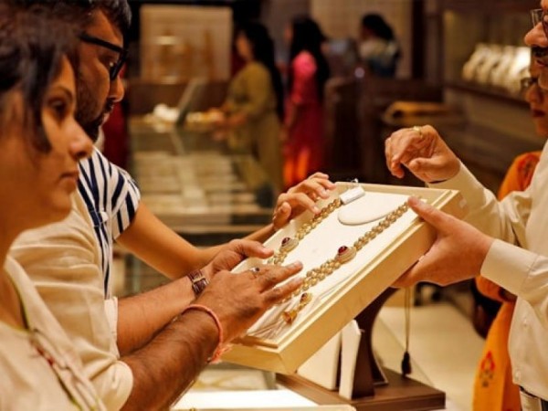 आज पनि सुनको मूल्य घट्यो