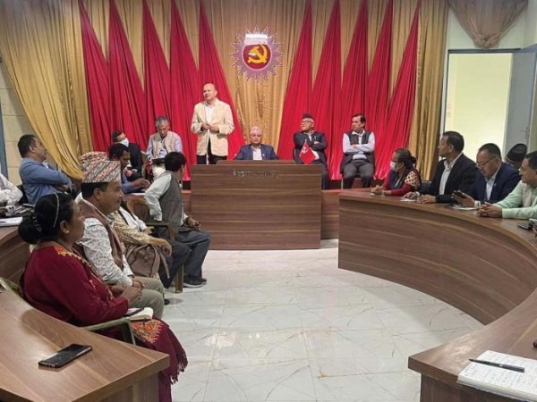 महँगीविरुद्ध जनप्रदर्शन गर्दै नेकपा एमाले