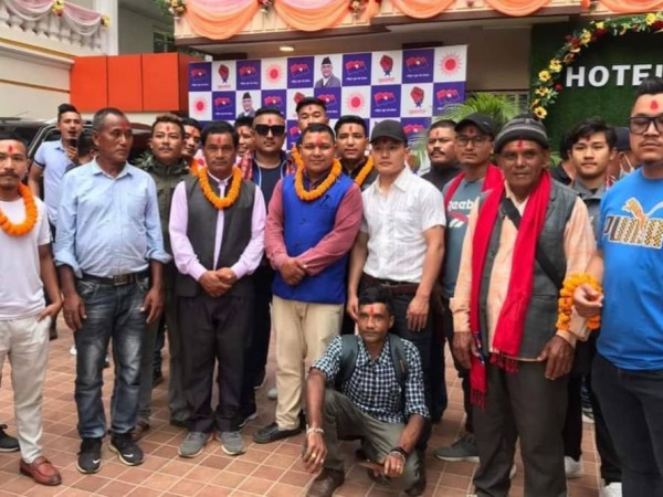 कांग्रेस सभापति एमालेमा प्रवेश