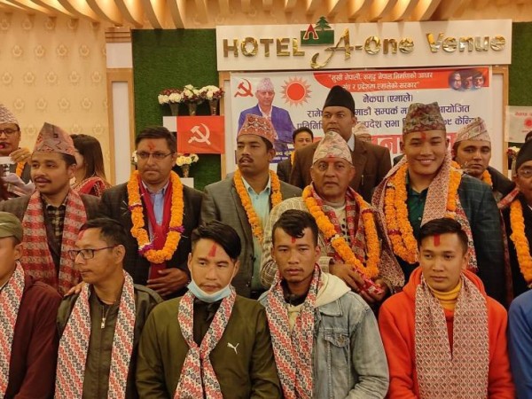 रामेछाप एमालेमा  सयौँ नेता तथा कार्यकर्ता  प्रवेश 