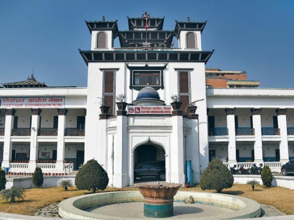  पुस  ४मा जलपान कार्यक्रम गर्दै निर्वाचन आयोग