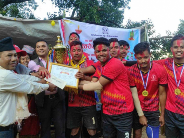 वडा स्तरीय भलिबल खेलको उपाधि हेल्पफुल ग्रुपलाई