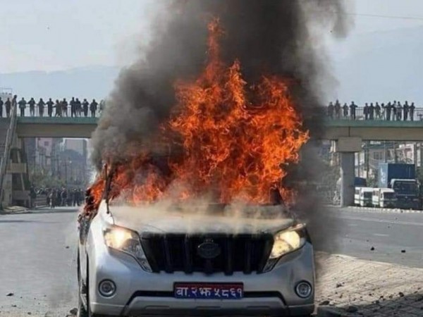 मन्त्री ज्वालाकाे गाडीमा युवाहरूले लगाए आगाे