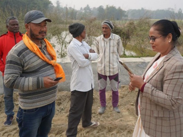 सडक निर्माणमा लापरवाही गर्ने ठेकेदार खोज्दै सांसद भगबती चौधरी फिल्डमा