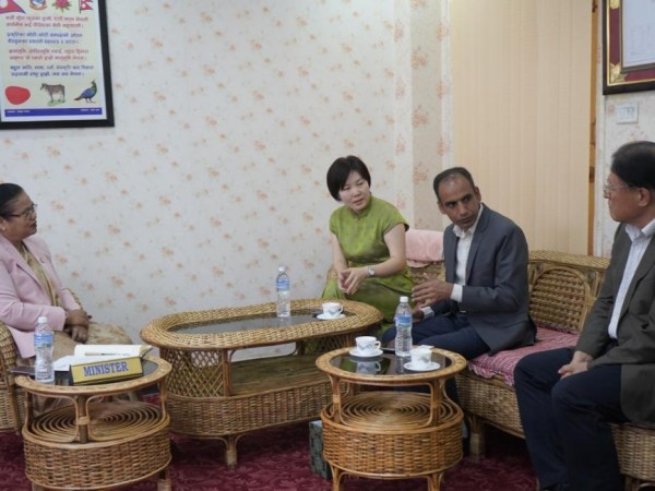 महिला मन्त्री चौधरी र पूर्व राजदूत लिउ युहेबिच भेट।