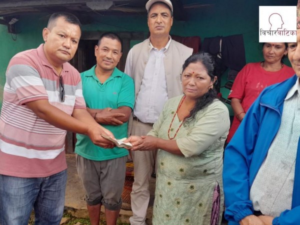 छत बाट खस्दा टाउकाेमा गम्भीर चाेट लागेको आले मगरलाई  रामेछाप नगर कमिटी द्वारा आर्थिक सहयोग  हस्तान्तरण ।