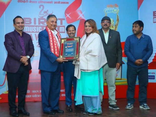 पत्रकार अधिकारीलाई राष्ट्रिय पत्रकारिता पुरस्कार द्वारा सम्मान ।