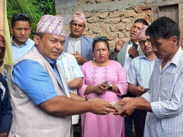 फर्पु पहिरेकाे पहिराे पिडित परिवारलाई नेकपा (एमाले) रामेछापकाे पहलमा ३ लाख ४५ हजार नगद सहयाेग ।