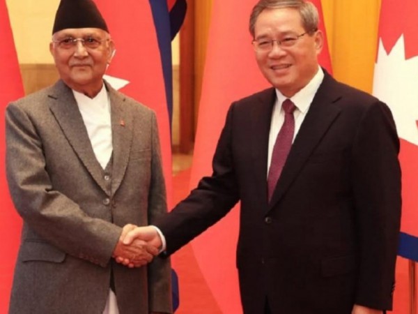 प्रधानमन्त्री ओली र चिनियाँ प्रधानमन्त्री छ्याङ बिच दुईपक्षीय भेटवार्तामा नेपाल र चिन बिच ९ बुदे समझदारी पत्रमा हस्ताक्षर  ।