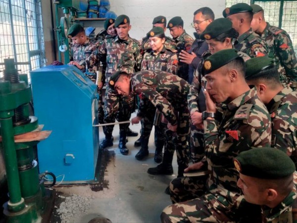 नेपाली सेनाका इन्जिनियरहरु नेपाल इन्जिनियरिङ कलेजमा।