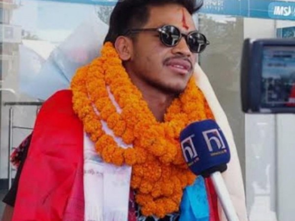 म्याट्रिक्स फाइट नाइट १७ च्याम्पियन रवीन्द्र ढाटलाई सरकारले पाँच लाख सहित सम्मान गर्दै ।