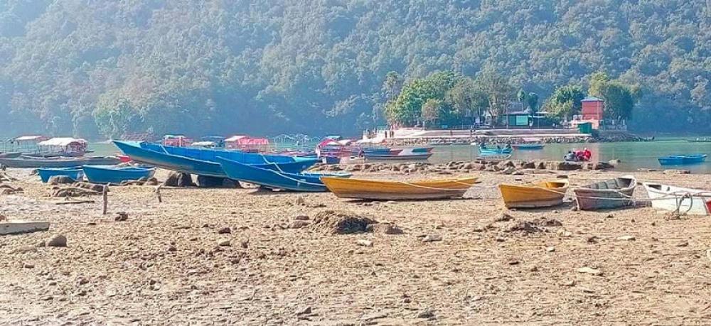 फेवातालको बाँध मर्मत हुँदै 
