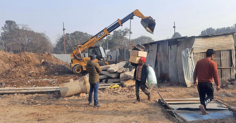 खुलामञ्च अतिक्रमण गरेर बनाइएका टहराहरु भत्काइए