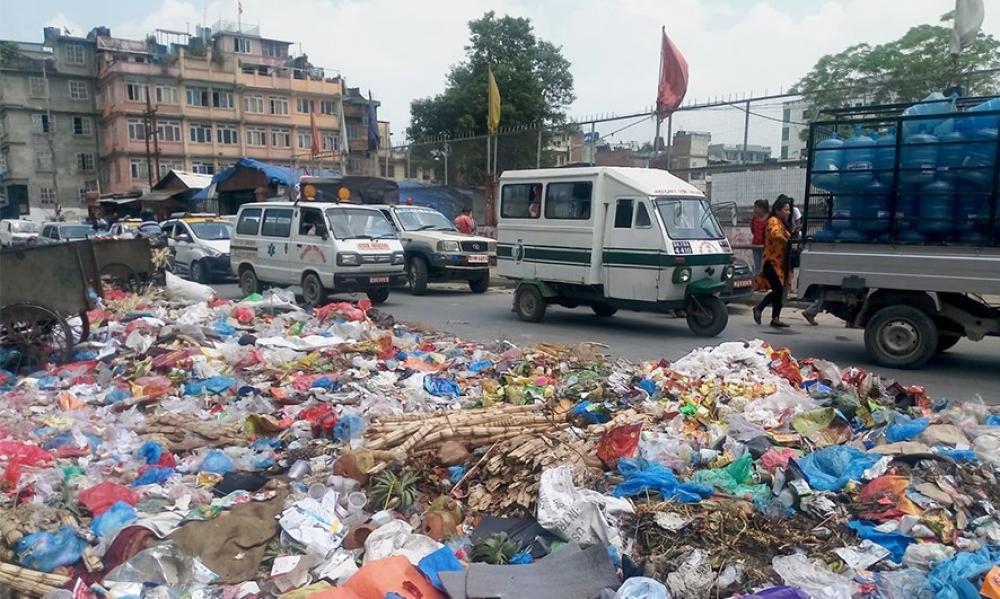 एक हप्ता देखि नउठाइएको काठमाडौं उपत्यकाको फोहोर आजदेखि उठाइँदै         