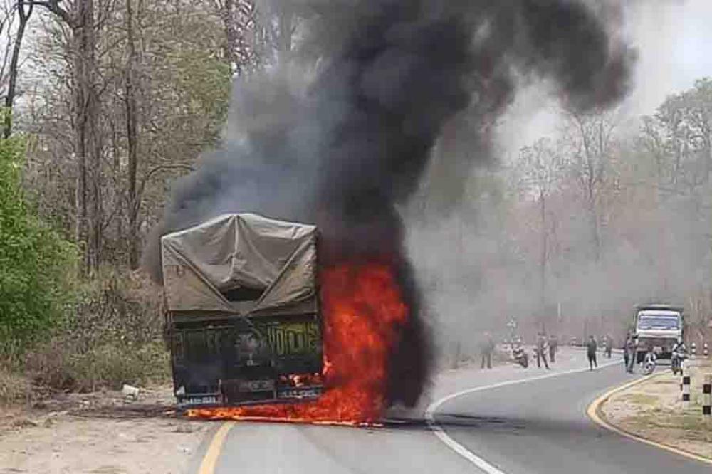 सिमेन्ट बोकेको ट्रकमा आगलागी
