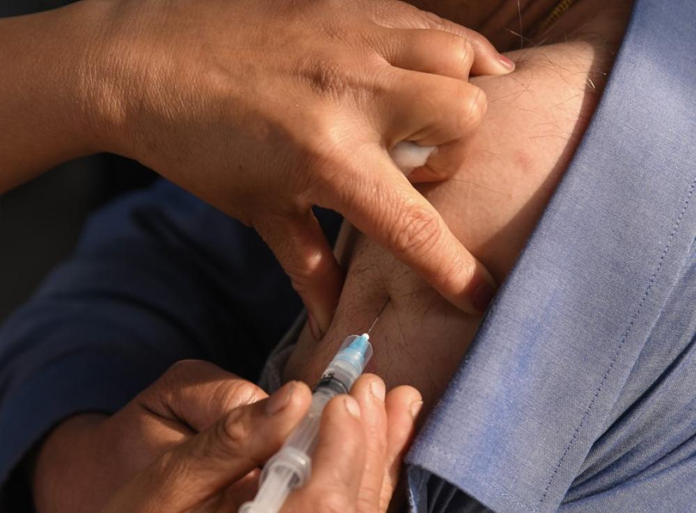 खोप लगाएका मानिसमा संक्रमण देखिए पनि गम्भीर लक्षण नदेखिएकोः अध्ययन 