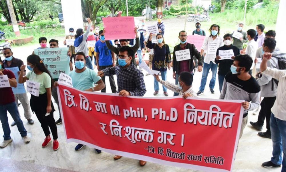 त्रिविमा एमफिल र पीएचडीको शुल्क वैज्ञानिक नभएको भन्दै विद्यार्थीहरूले गरे प्रदर्शन  