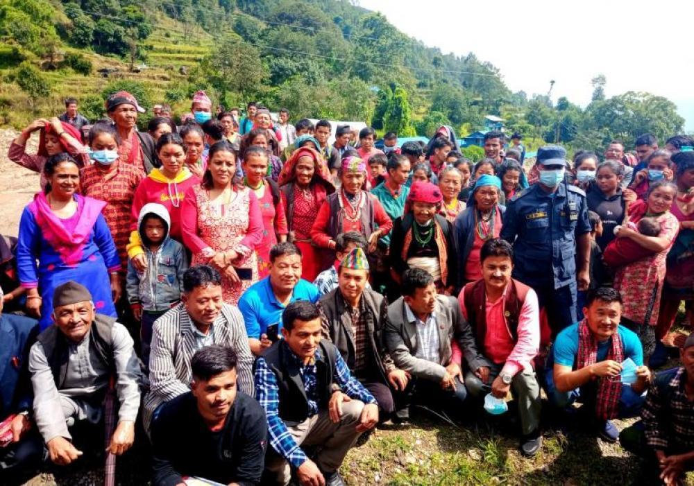 बाढी–पहिरोपीडितलाई सहयोग गर्ने पुगे पूर्वमन्त्री पार्वत गुरुङ (फोटोसहित)