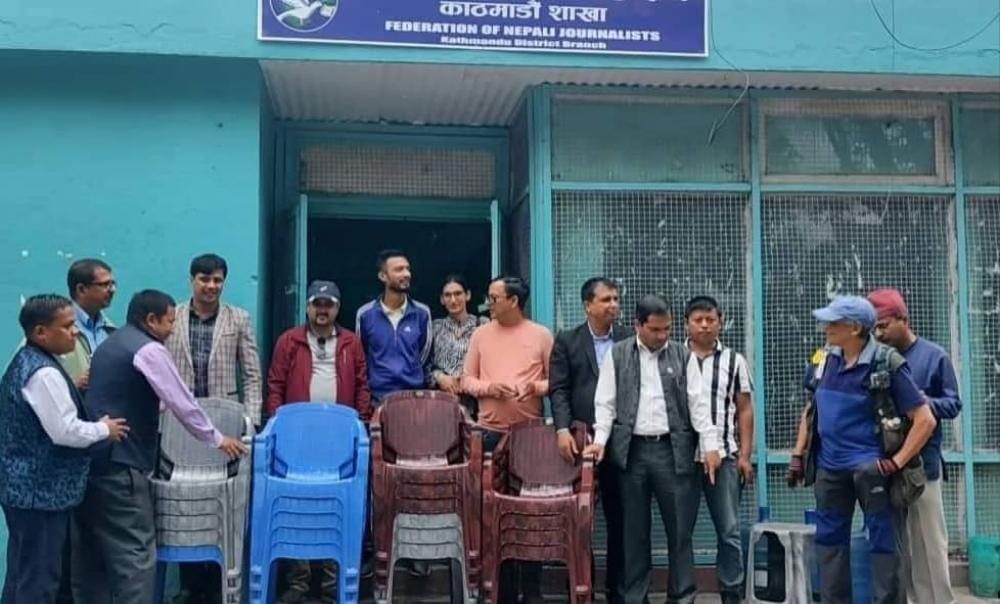 नेपाल पत्रकार महासंघ काठमाडौं शाखालाई कार्कीद्वारा कुर्सी हस्तान्तरण