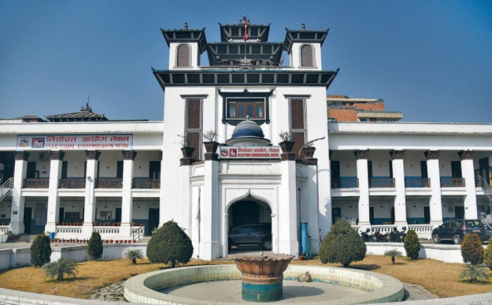  पुस  ४मा जलपान कार्यक्रम गर्दै निर्वाचन आयोग