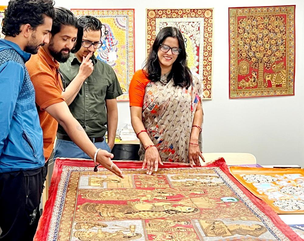 युराेप भ्रमणमा रहेकी चित्रकार यादवकाे फिनल्यान्डमा मिथिला कला प्रदर्शनी ।