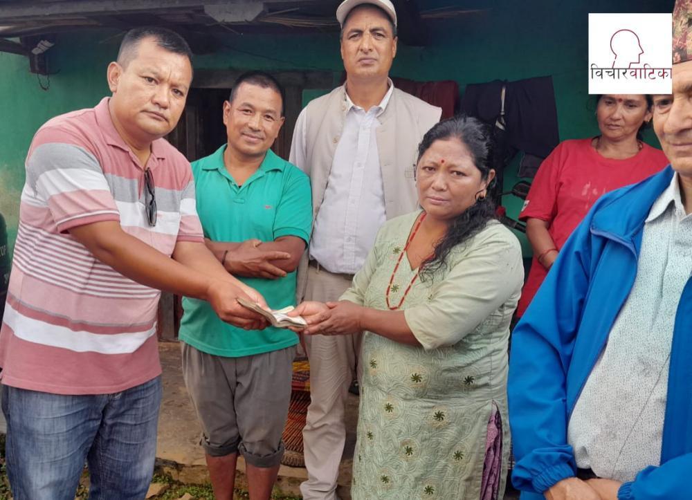 छत बाट खस्दा टाउकाेमा गम्भीर चाेट लागेको आले मगरलाई  रामेछाप नगर कमिटी द्वारा आर्थिक सहयोग  हस्तान्तरण ।