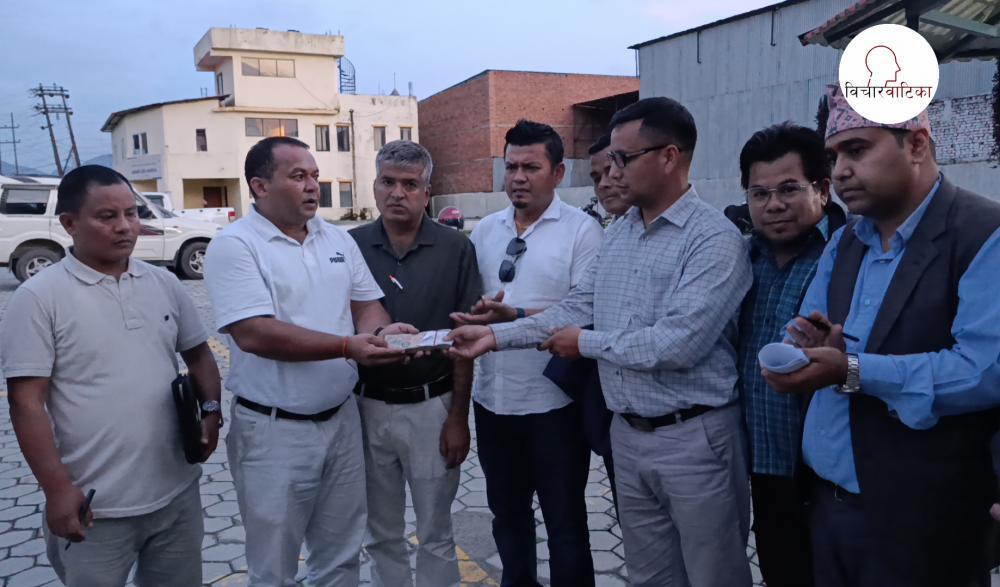 दाेरम्बा लेखर्ककाे पहिराे पिडित परिवारलाई सम्पर्क मञ्च द्वारा एक लाख पचास हजार आर्थिक सहयाेग ।