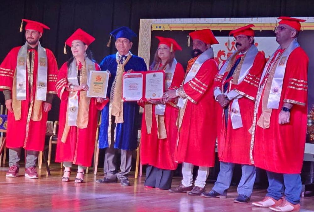 विश्व किर्तिमानी गीतकार उपाध्यालाई साताैं मानार्थ विद्यावारिधिकाे प्रमाणपत्र अर्पण ।