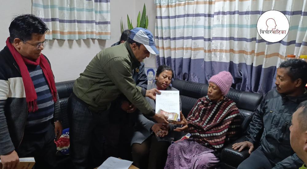 क्यान्सर पिडित श्रेष्ठलाई गाेठगाउँ सराेकार समाज द्वारा १ लाख ५५ हजार आर्थिक सहयाेग ।