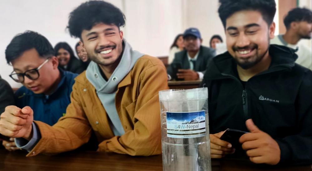 नेपाल इन्जिनियरिङ कलेजका विद्यार्थीहरू वर्षा सम्बन्धी तथ्याङ्क संकलनमा परिचालन ।