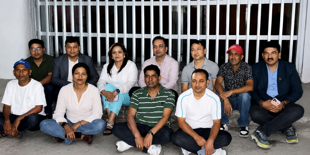 पत्रकार श्रेष्ठ पक्राउकाे विरोधमा  पत्रकारहरू  प्रहरी कार्यालयमा धर्न ।